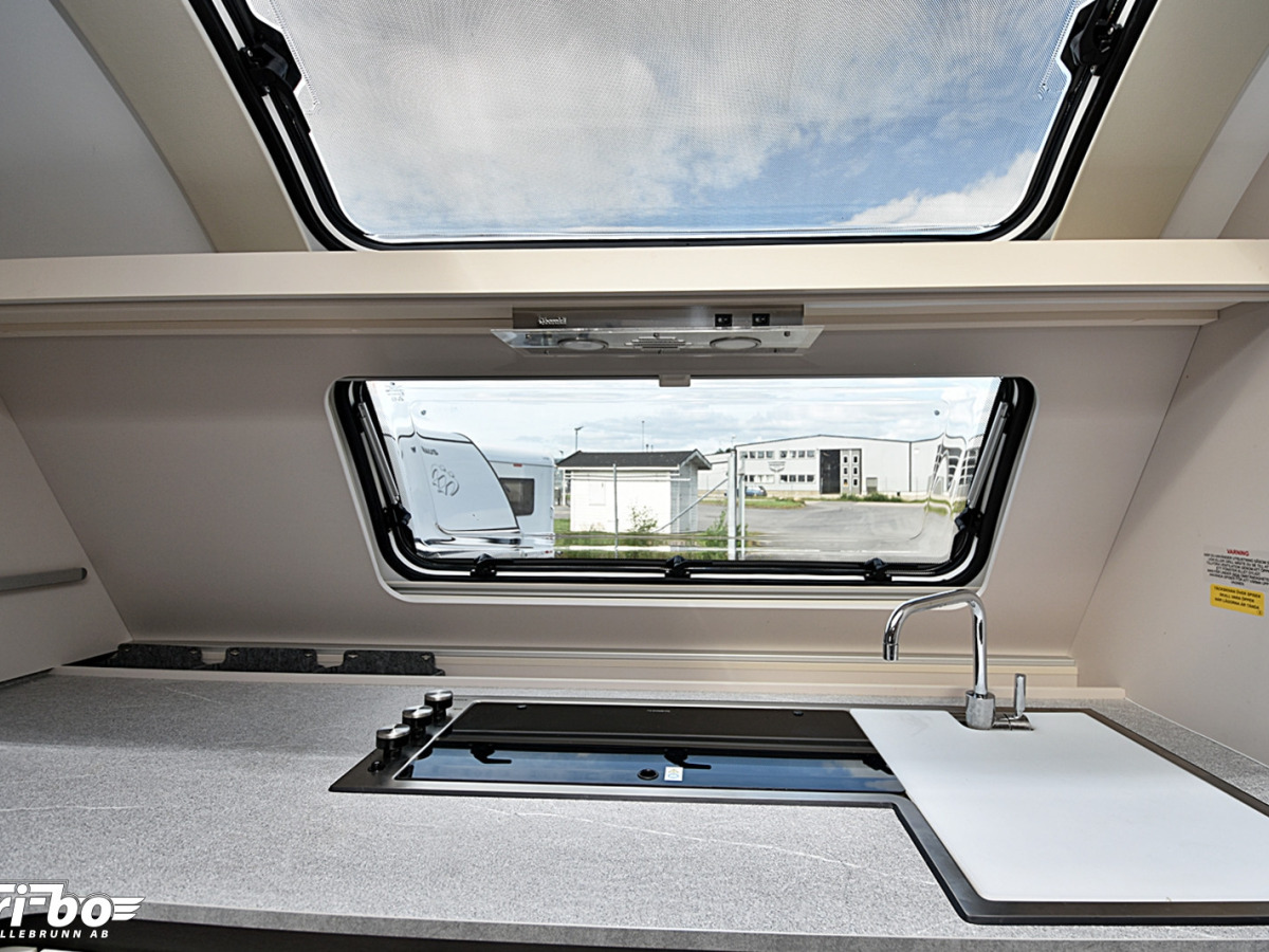 Adria 613 HT Adora, Långbädd, bild 12 av 35