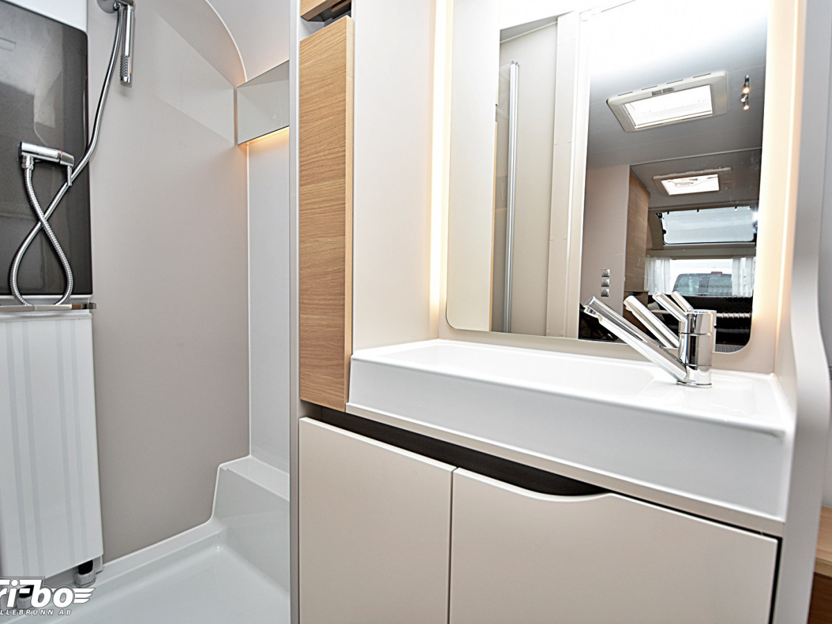 Adria 613 UT Adora, Queenbed, bild 24 av 29