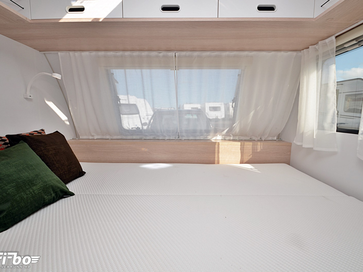Adria 422 PY Altea, Dubbelbädd, bild 17 av 23