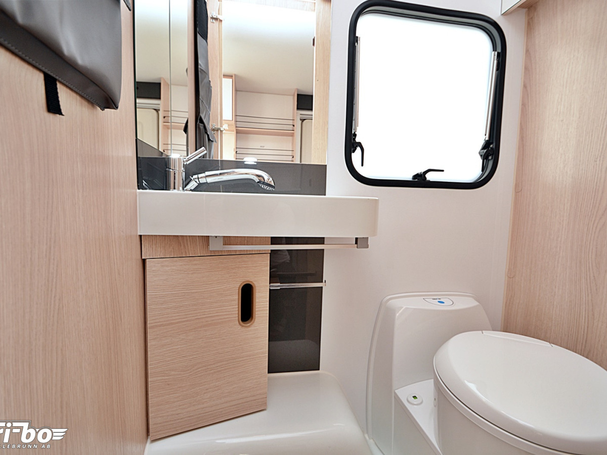 Adria 422 PY Altea, Dubbelbädd, bild 18 av 23
