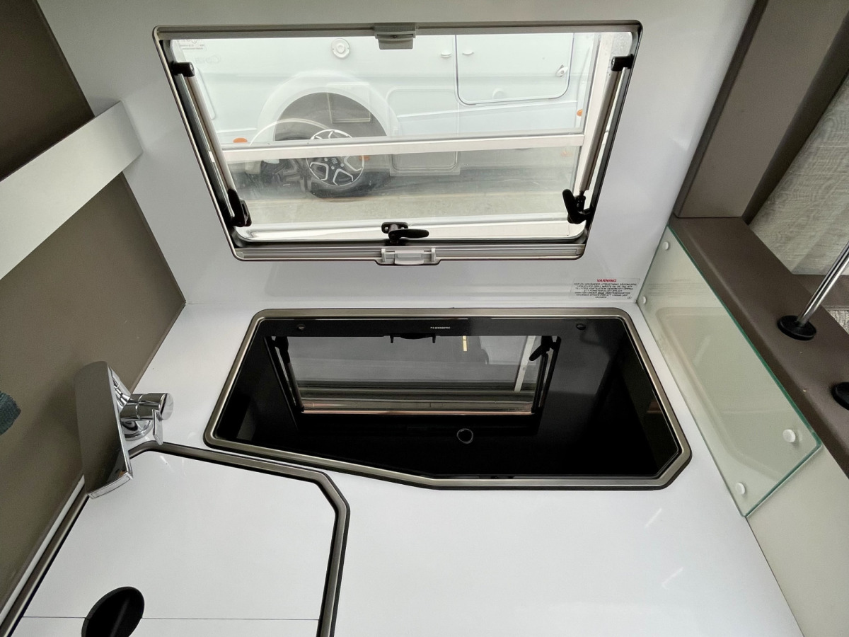 Adria CORAL PLUS 670 DC / QUEENBED / ALDE / DRAGKROK, bild 5 av 27