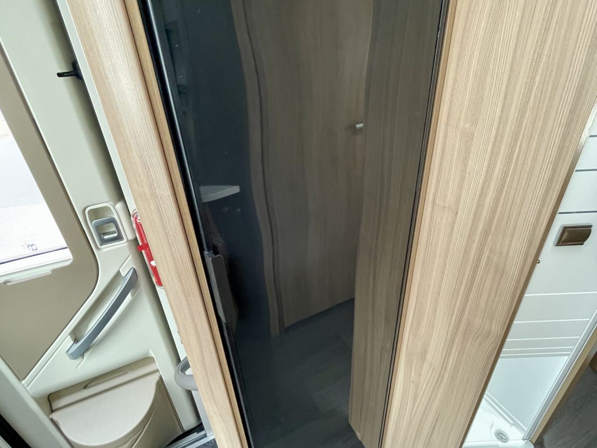 Adria CORAL PLUS 670 DC / QUEENBED / ALDE / DRAGKROK, bild 7 av 27