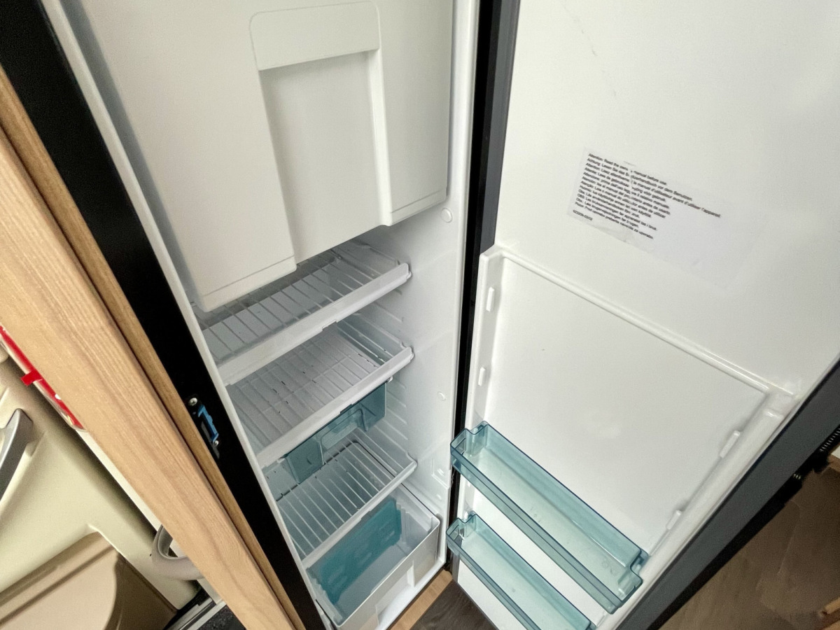 Adria CORAL PLUS 670 DC / QUEENBED / ALDE / DRAGKROK, bild 8 av 27