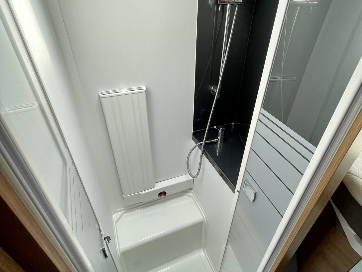 Adria CORAL PLUS 670 DC / QUEENBED / ALDE / DRAGKROK, bild 9 av 27