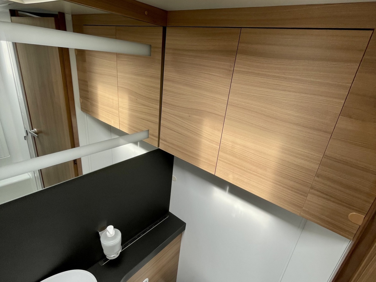 Adria CORAL PLUS 670 DC / QUEENBED / ALDE / DRAGKROK, bild 11 av 27