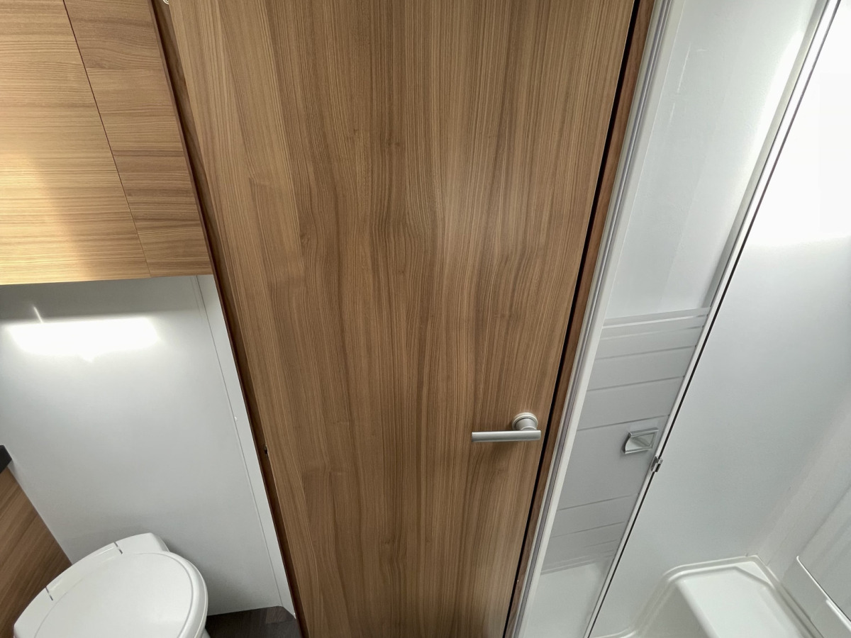 Adria CORAL PLUS 670 DC / QUEENBED / ALDE / DRAGKROK, bild 12 av 27