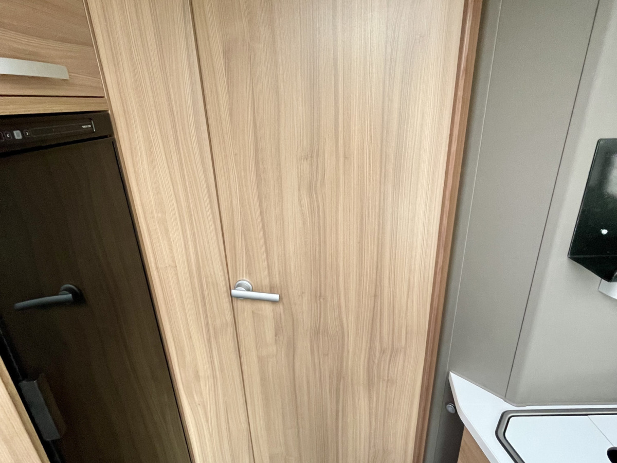 Adria CORAL PLUS 670 DC / QUEENBED / ALDE / DRAGKROK, bild 14 av 27