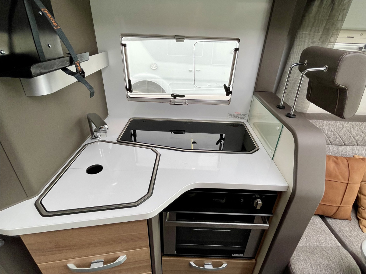 Adria CORAL PLUS 670 DC / QUEENBED / ALDE / DRAGKROK, bild 23 av 27