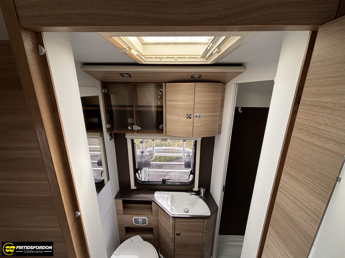 Adria CORAL 670 SLT, Badrum bak, B-kort, bild 6 av 10