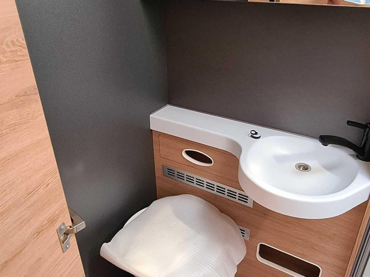 Knaus 700 MEG Live Ti låga långbäddar, alde, automat, bild 11 av 13