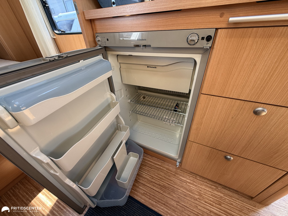 Adria Adora 563 PU *Alde Värme / Queensbed*, bild 7 av 25