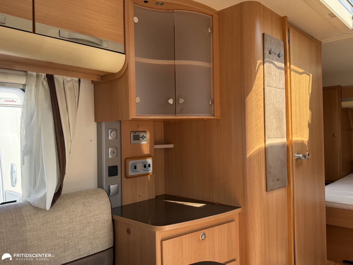 Adria Adora 563 PU *Alde Värme / Queensbed*, bild 8 av 25