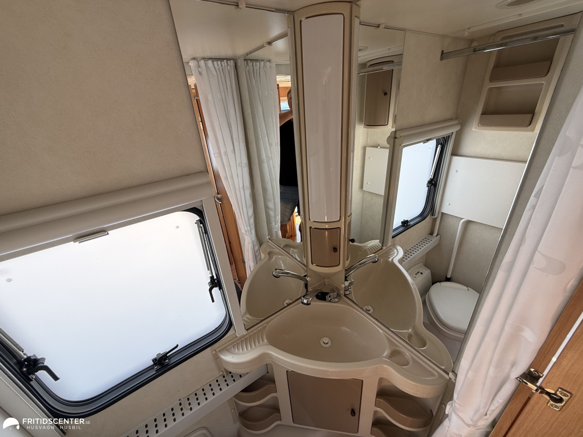 Adria Adora 563 PU *Alde Värme / Queensbed*, bild 17 av 25
