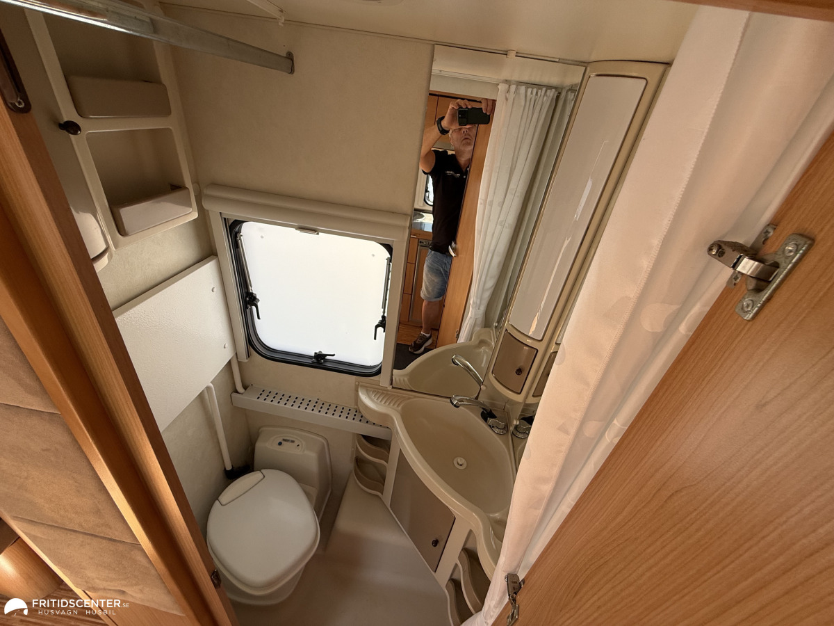 Adria Adora 563 PU *Alde Värme / Queensbed*, bild 18 av 25