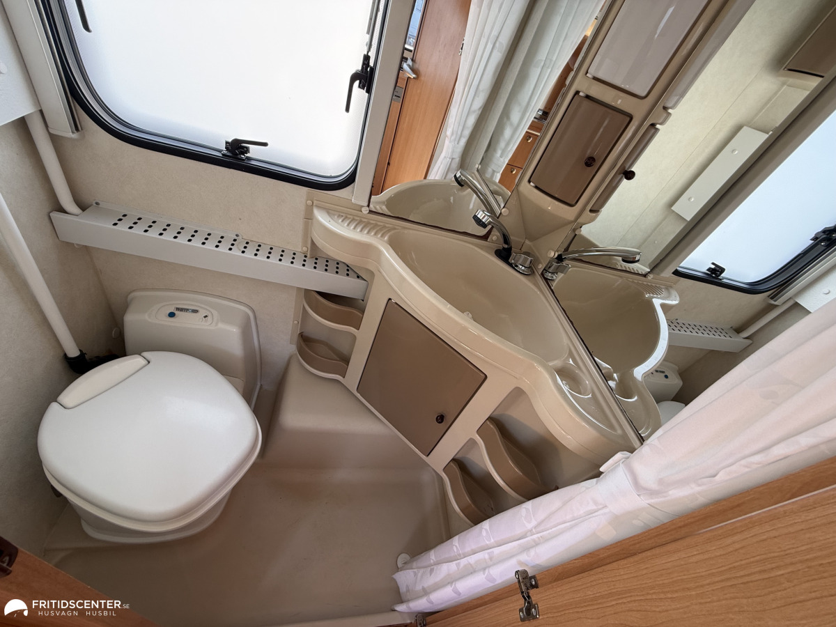 Adria Adora 563 PU *Alde Värme / Queensbed*, bild 19 av 25