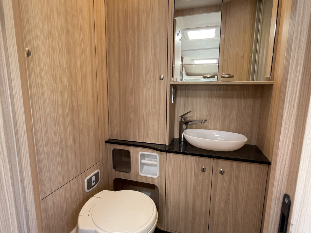 Bürstner T 7203 ALDE VÄRME STOR TOALETT, bild 17 av 22
