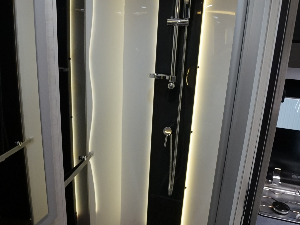 Chausson 640 TITANIUM ULTIMATE / Face to face / Dusch o toa bak, bild 11 av 16