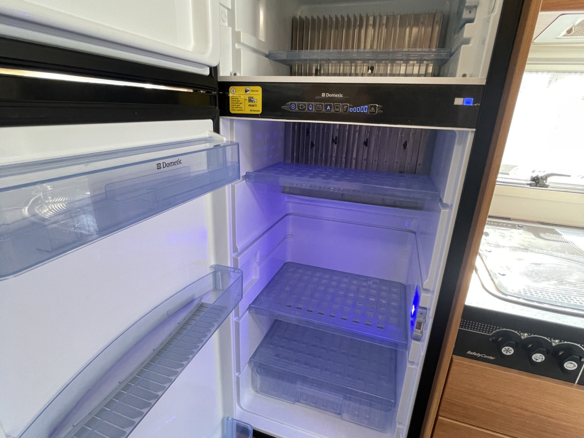 Dethleffs MAGIC BLACK EDITION I ALDE VÄRME QUEENSBED, bild 16 av 19