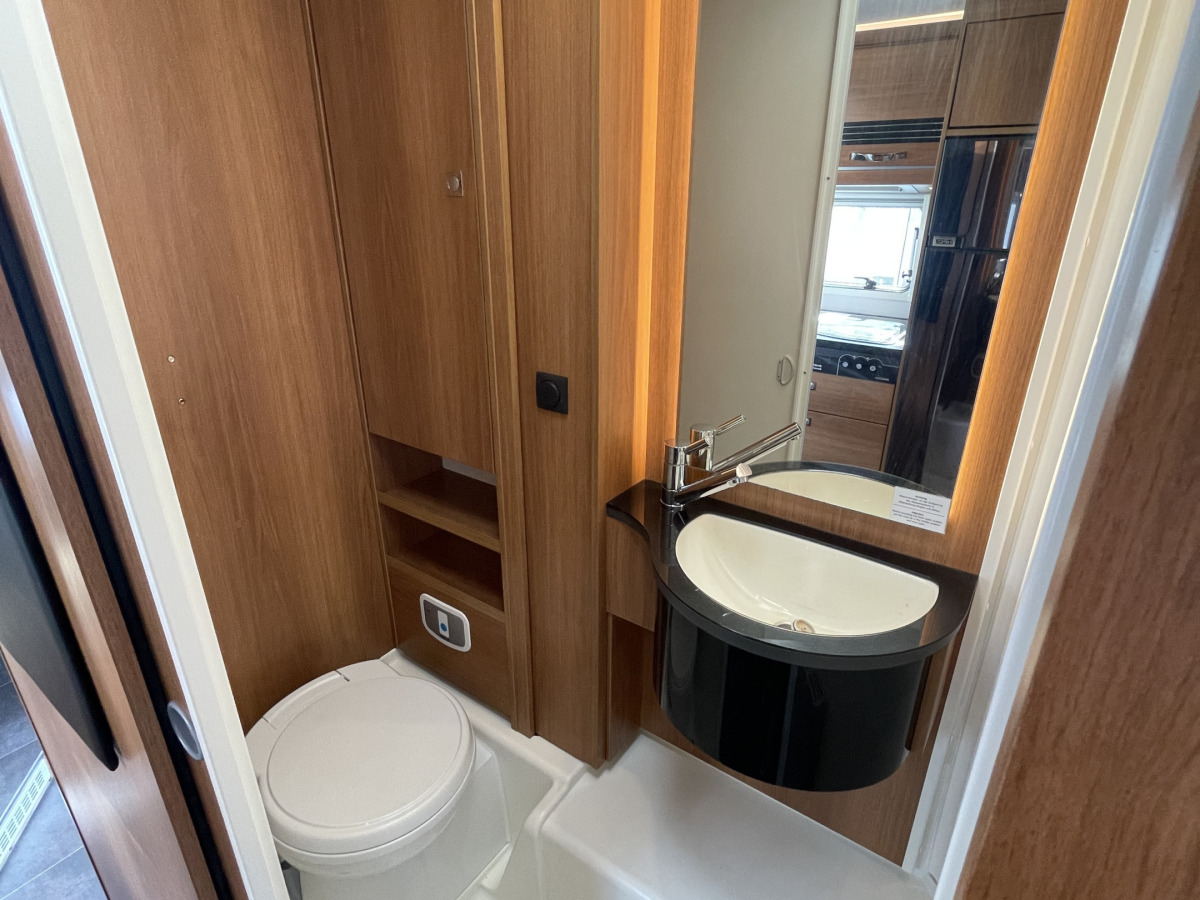 Dethleffs MAGIC BLACK EDITION I ALDE VÄRME QUEENSBED, bild 17 av 19