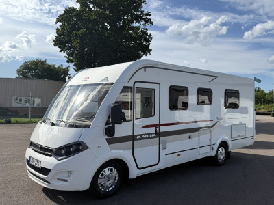 Adria SONIC I 700 SLT // Så bekväm med låga långbäddar, badrum bak bra lastvikt