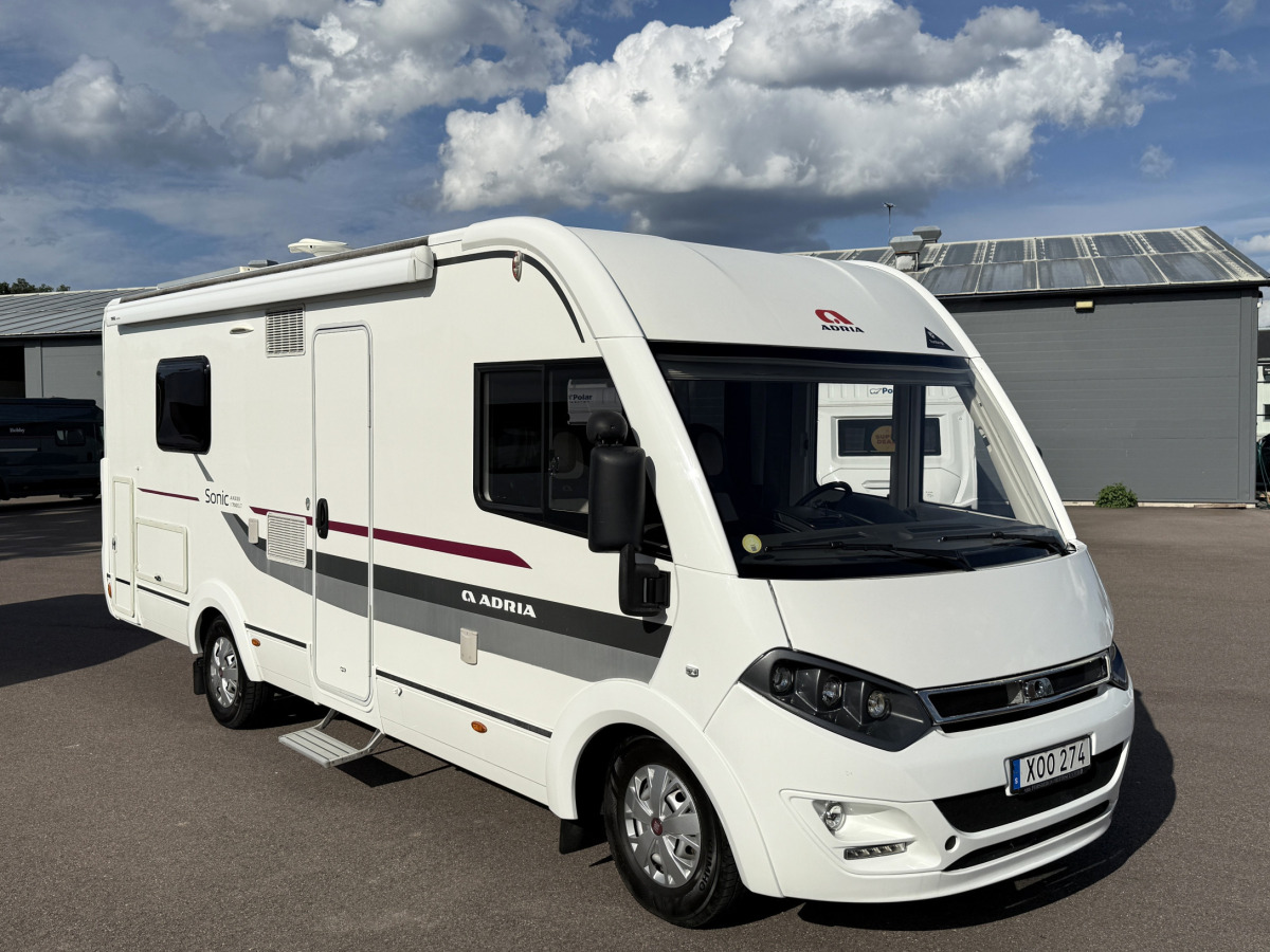 Adria SONIC I 700 SLT // Så bekväm med låga långbäddar, badrum bak bra lastvikt, bild 2 av 16