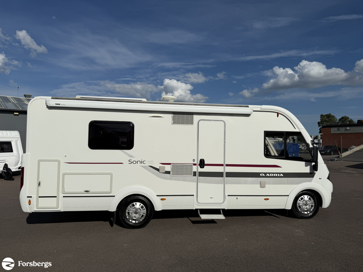 Adria SONIC I 700 SLT // Så bekväm med låga långbäddar, badrum bak bra lastvikt, bild 3 av 16