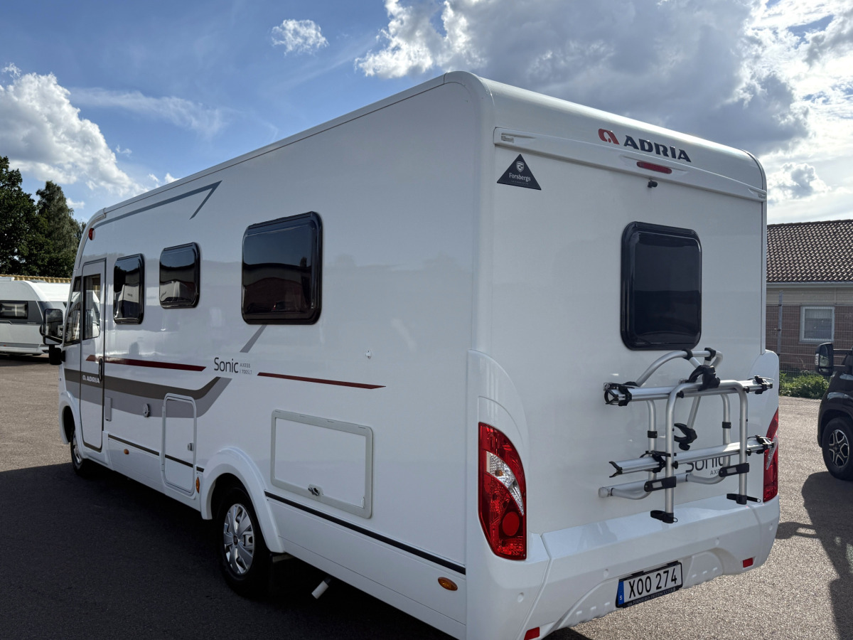 Adria SONIC I 700 SLT // Så bekväm med låga långbäddar, badrum bak bra lastvikt, bild 4 av 16