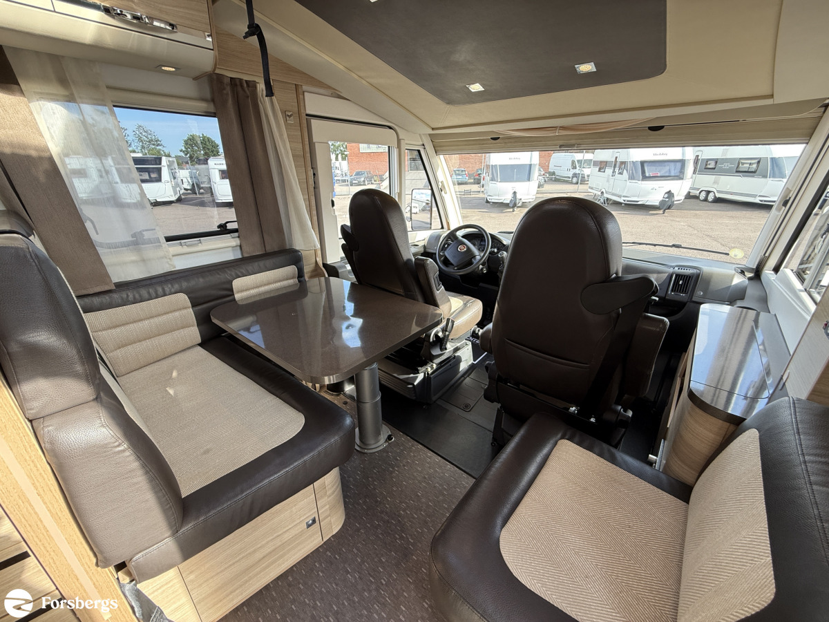 Adria SONIC I 700 SLT // Så bekväm med låga långbäddar, badrum bak bra lastvikt, bild 5 av 16