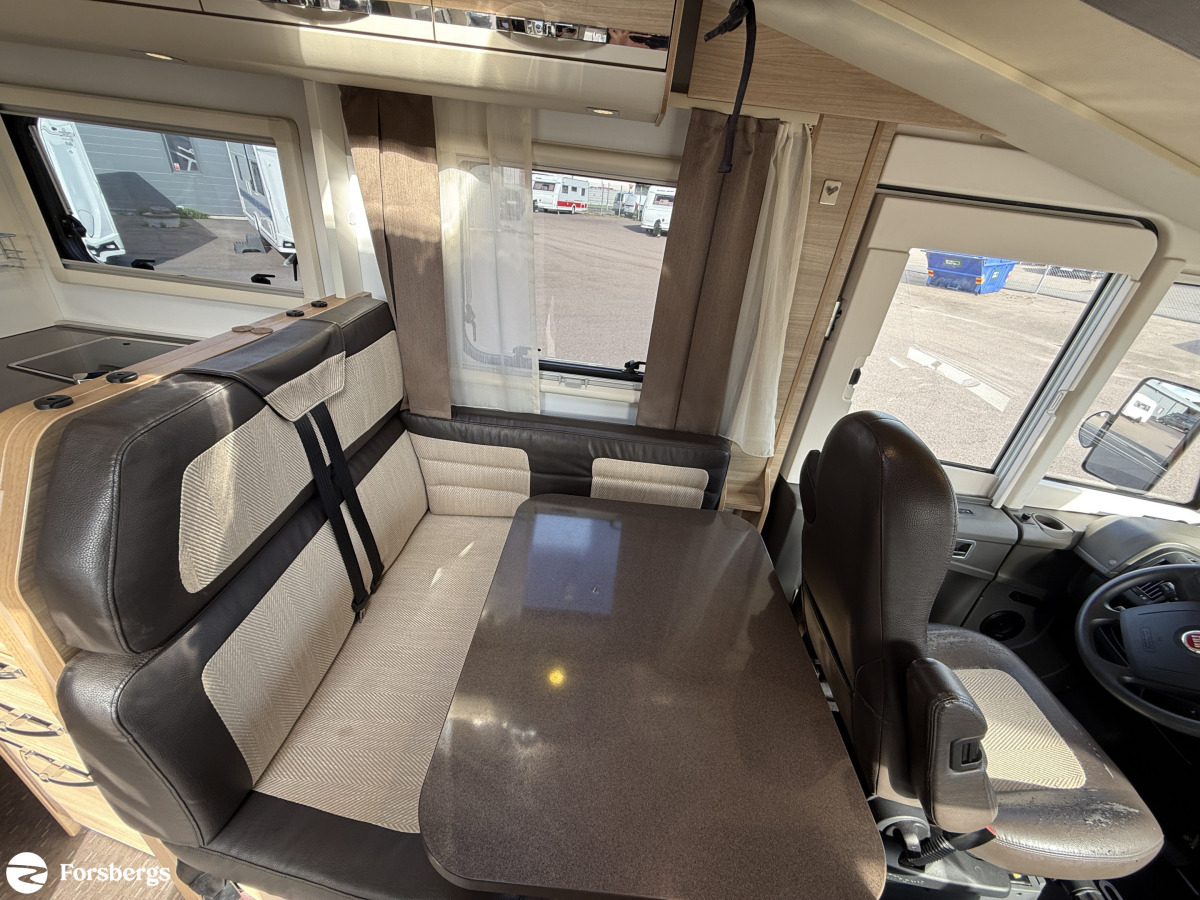 Adria SONIC I 700 SLT // Så bekväm med låga långbäddar, badrum bak bra lastvikt, bild 6 av 16