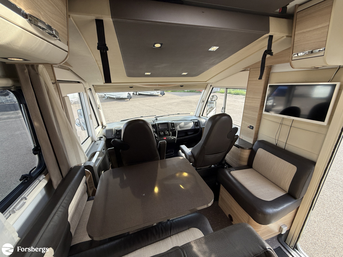 Adria SONIC I 700 SLT // Så bekväm med låga långbäddar, badrum bak bra lastvikt, bild 7 av 16