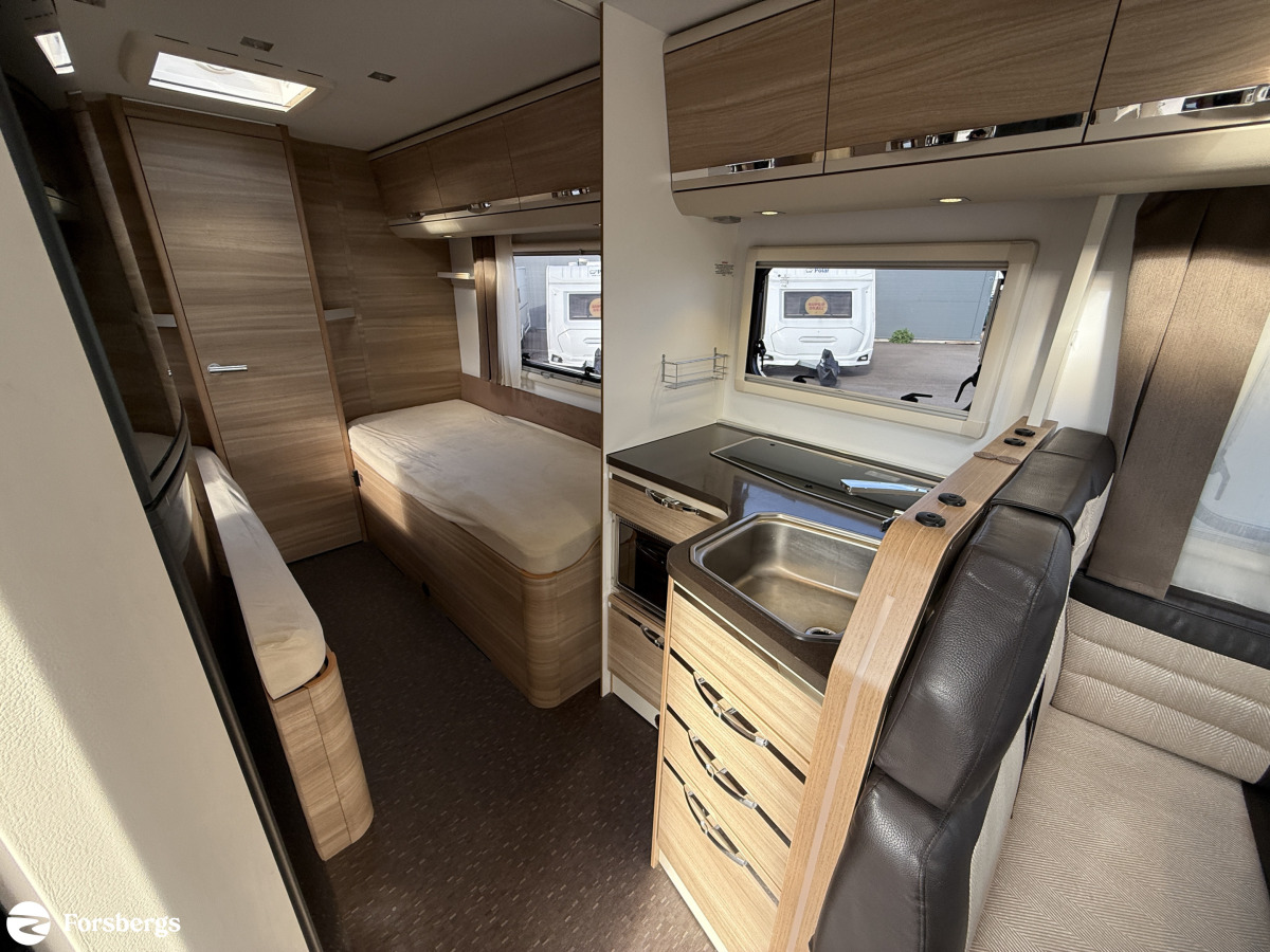 Adria SONIC I 700 SLT // Så bekväm med låga långbäddar, badrum bak bra lastvikt, bild 8 av 16
