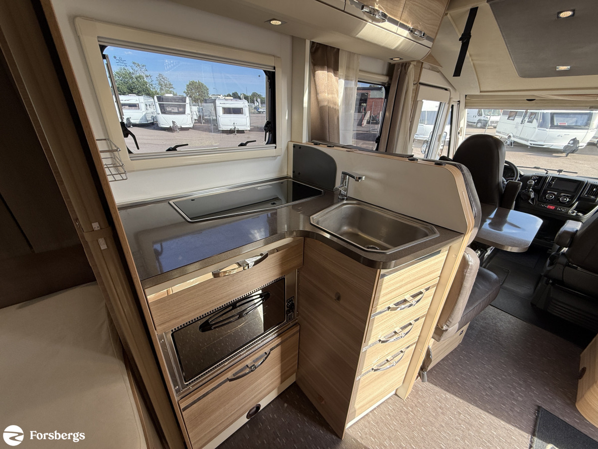 Adria SONIC I 700 SLT // Så bekväm med låga långbäddar, badrum bak bra lastvikt, bild 9 av 16