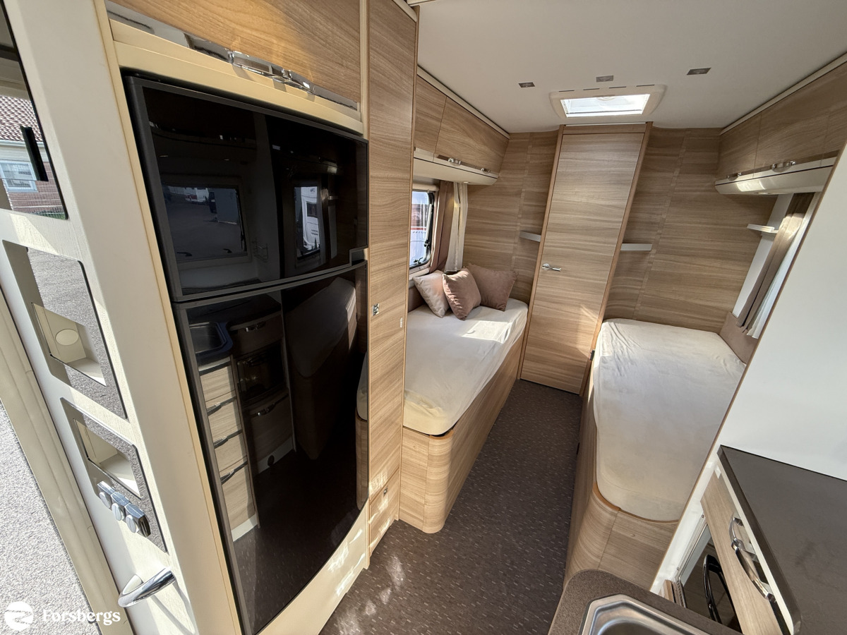 Adria SONIC I 700 SLT // Så bekväm med låga långbäddar, badrum bak bra lastvikt, bild 10 av 16