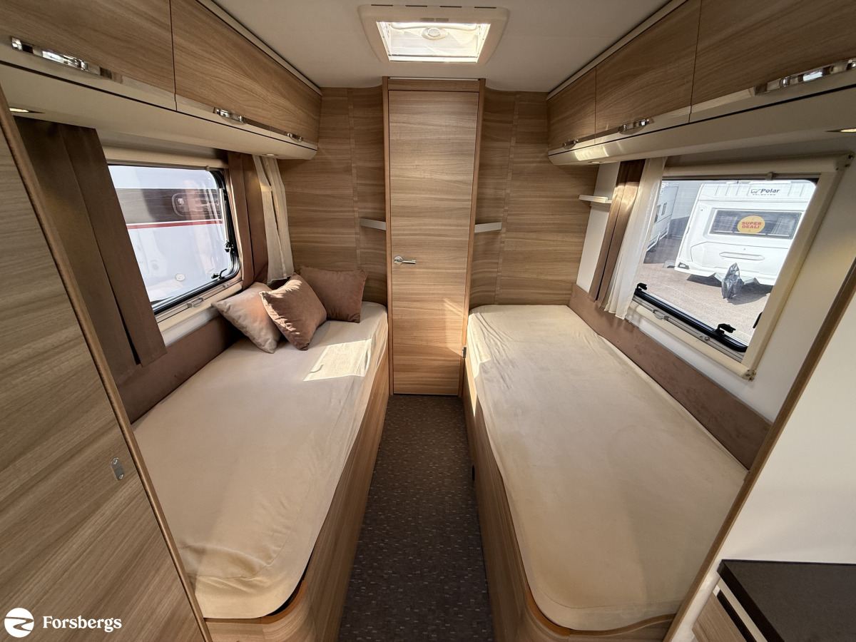 Adria SONIC I 700 SLT // Så bekväm med låga långbäddar, badrum bak bra lastvikt, bild 12 av 16