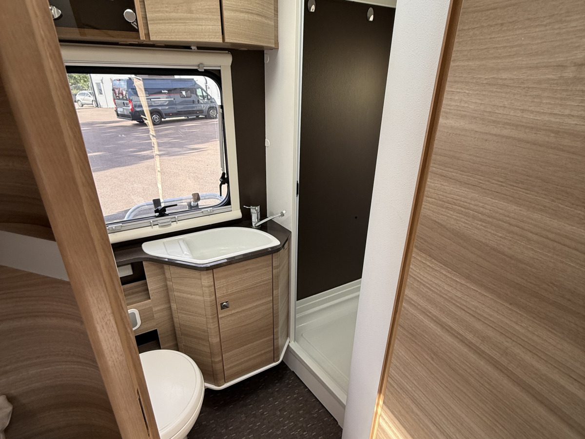 Adria SONIC I 700 SLT // Så bekväm med låga långbäddar, badrum bak bra lastvikt, bild 13 av 16