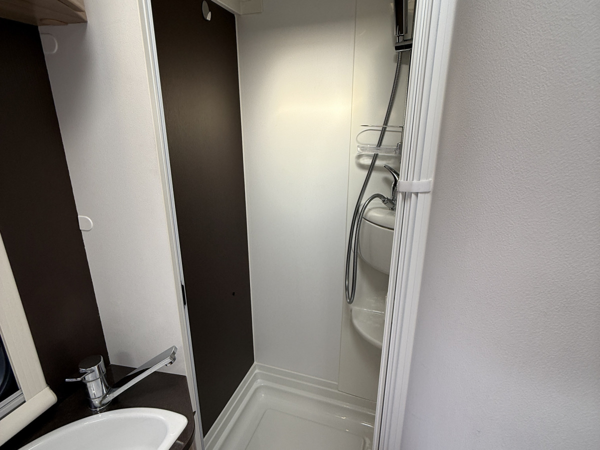 Adria SONIC I 700 SLT // Så bekväm med låga långbäddar, badrum bak bra lastvikt, bild 14 av 16