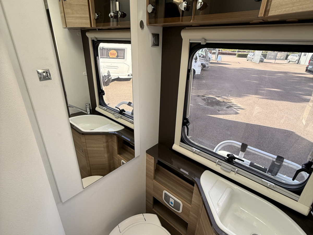 Adria SONIC I 700 SLT // Så bekväm med låga långbäddar, badrum bak bra lastvikt, bild 15 av 16