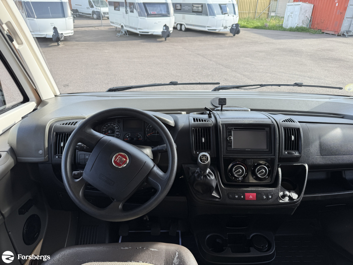 Adria SONIC I 700 SLT // Så bekväm med låga långbäddar, badrum bak bra lastvikt, bild 16 av 16