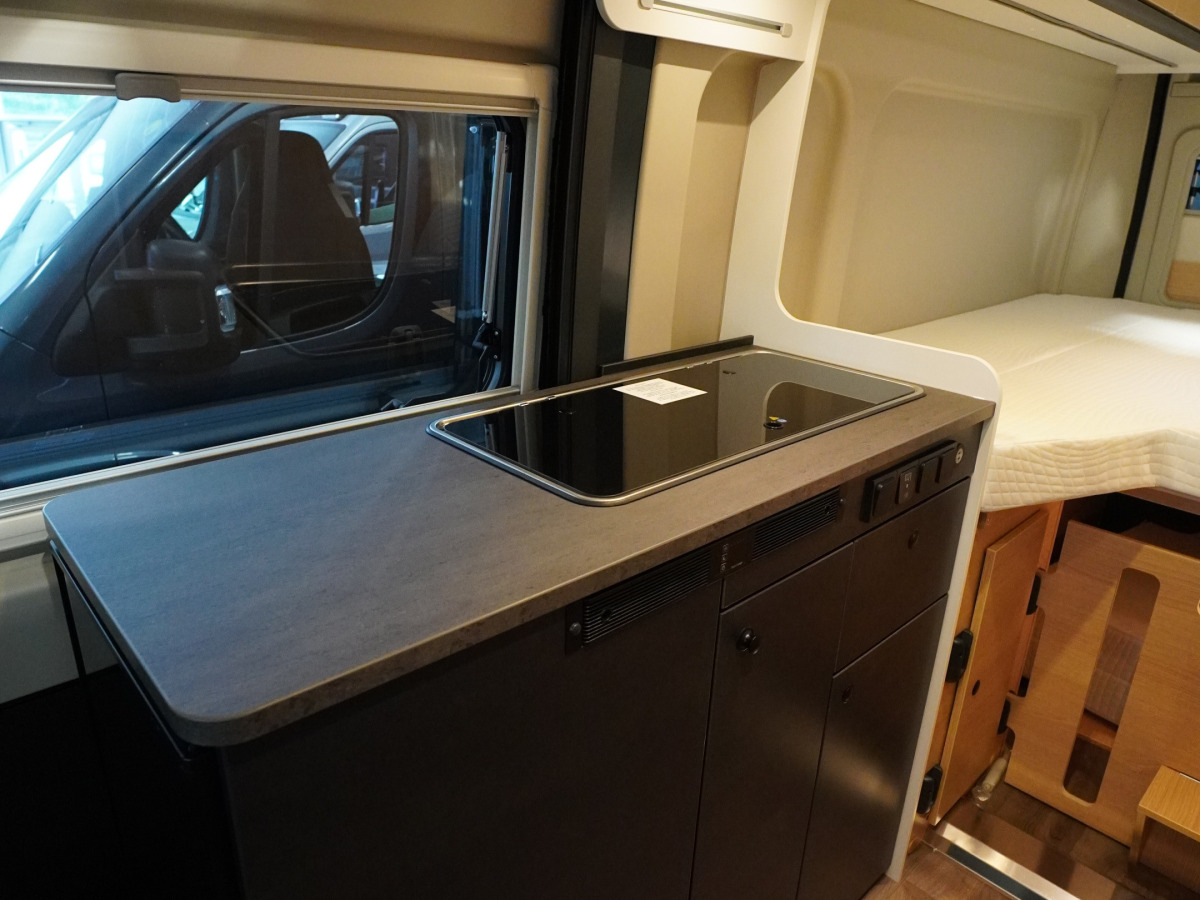 Sunlight Cliff 602 Adventure Van140hk Automat Svart Metallic, bild 7 av 17