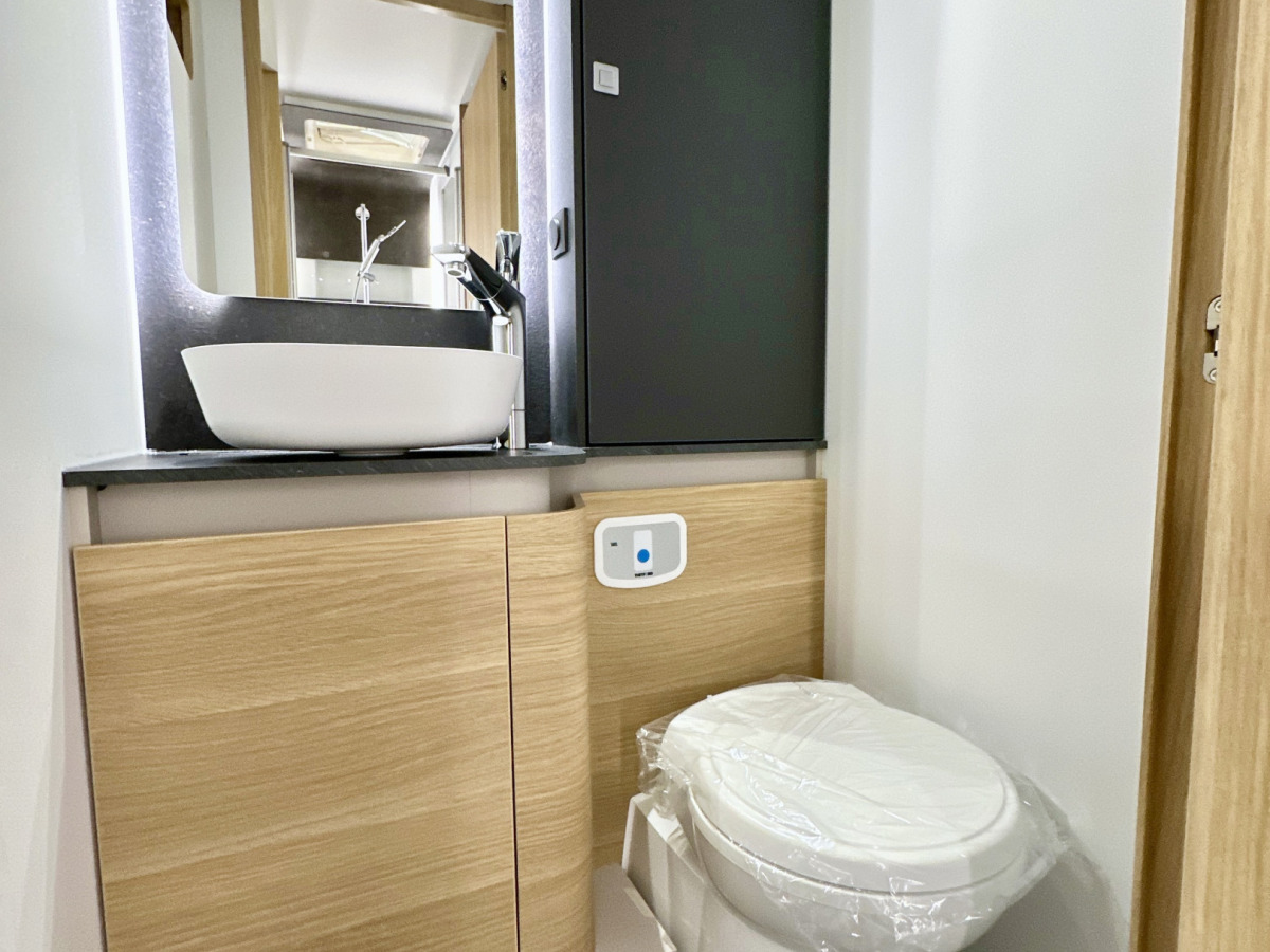 Adria MATRIX PLUS 670 DL Face to Face, bild 16 av 19