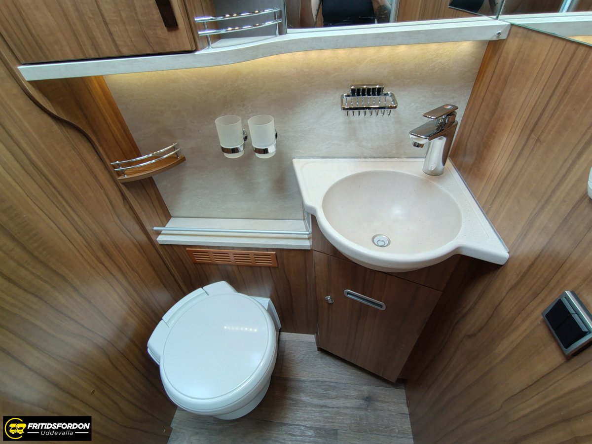 Hymer B 680 Hydraliska stödben Aut, bild 18 av 20