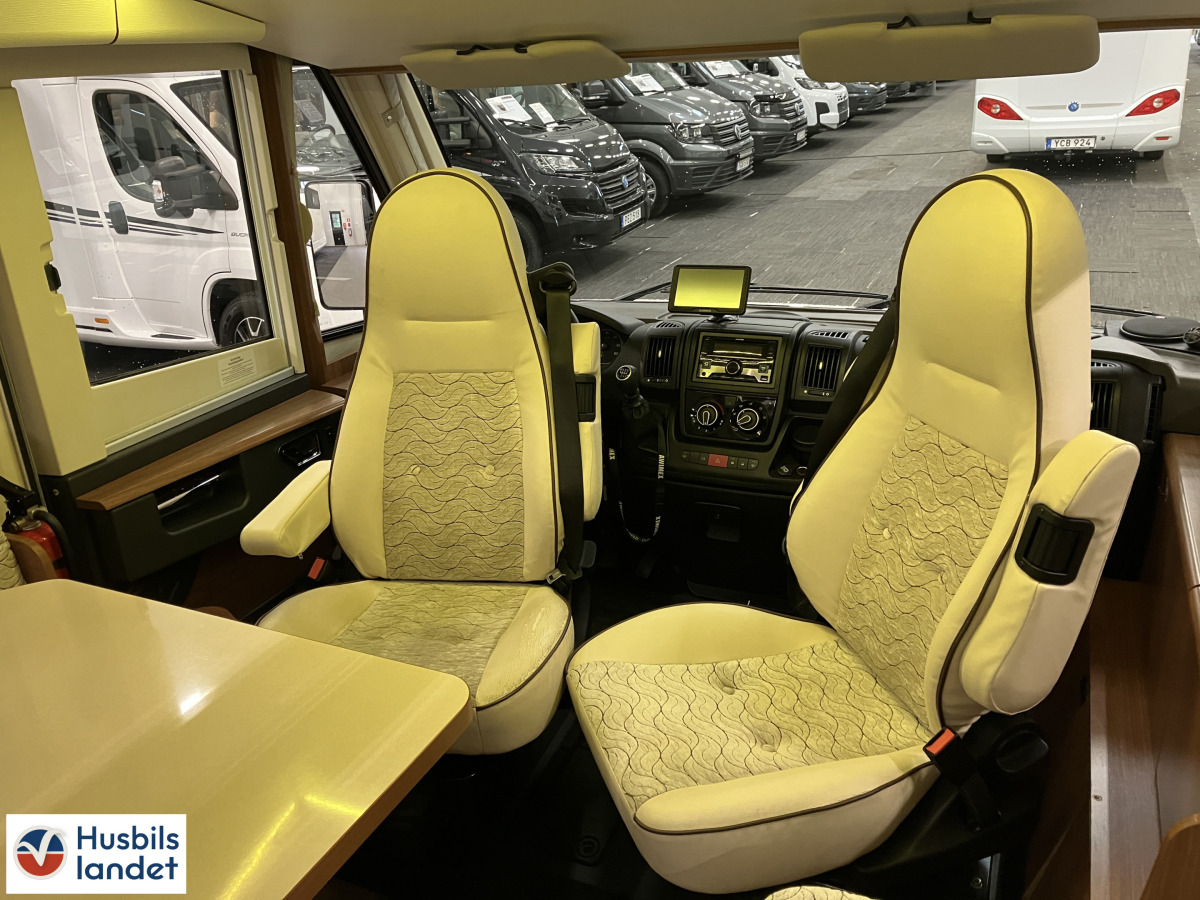 Eura Mobil IL 720 EBF / Låga långbäddar / AC bodel, bild 4 av 14