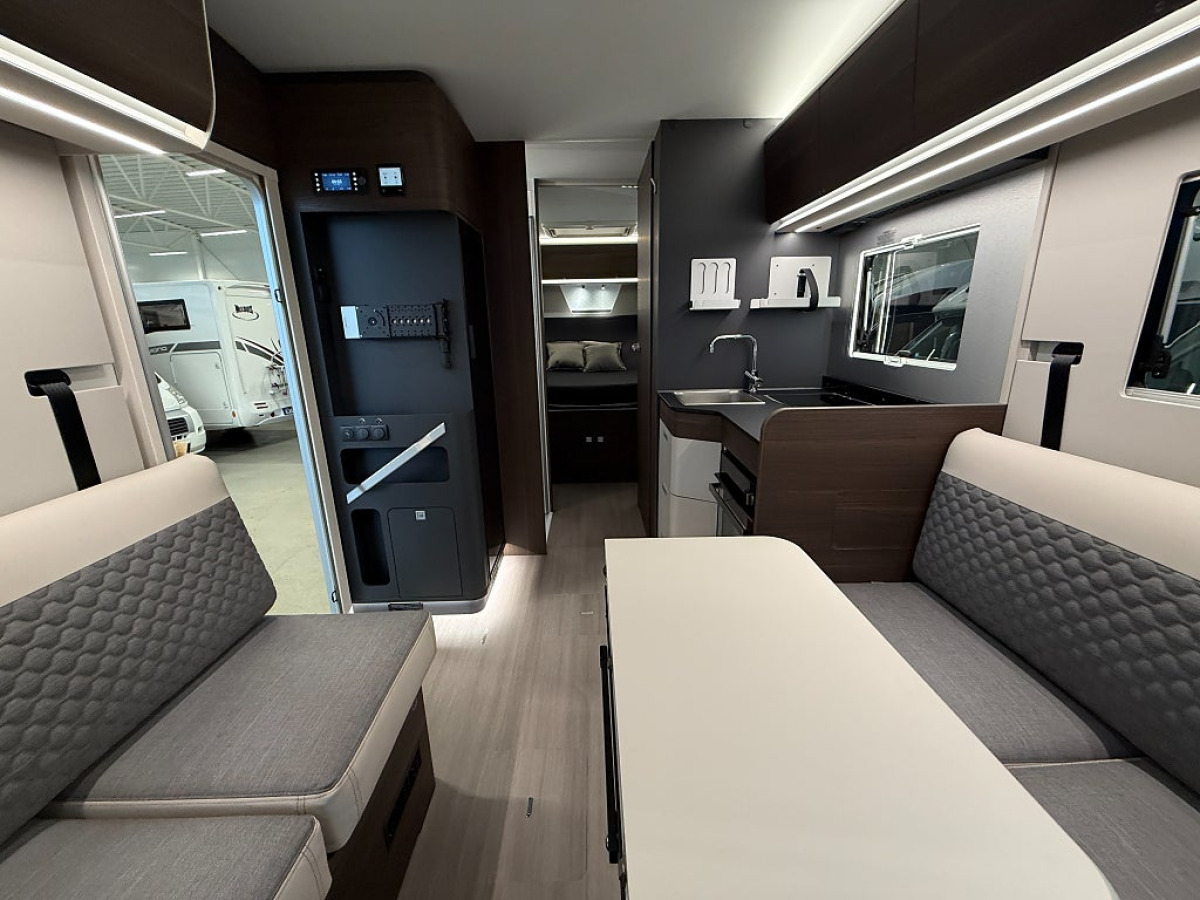 Adria Coral Supreme 670 DC *Queenbed*Automat*, bild 9 av 20