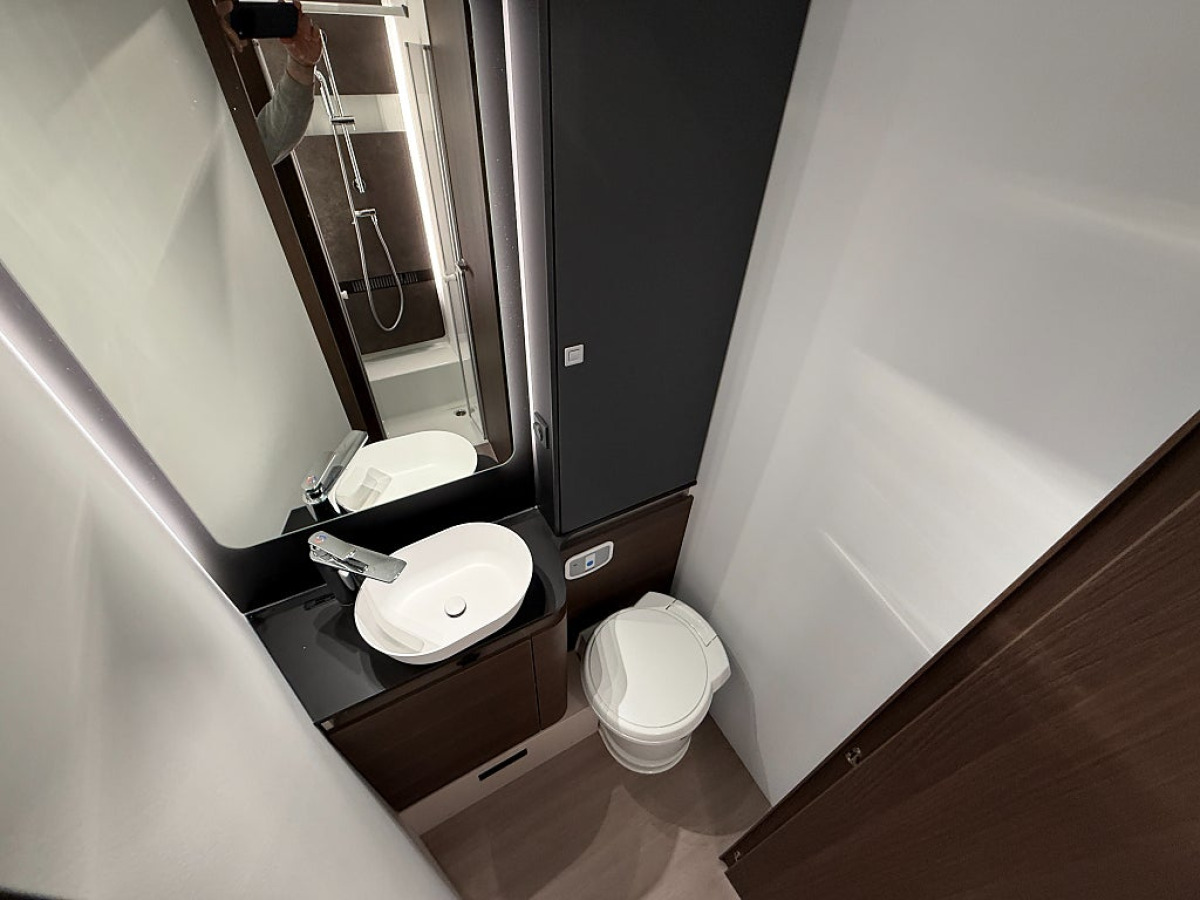 Adria Coral Supreme 670 DC *Queenbed*Automat*, bild 13 av 20