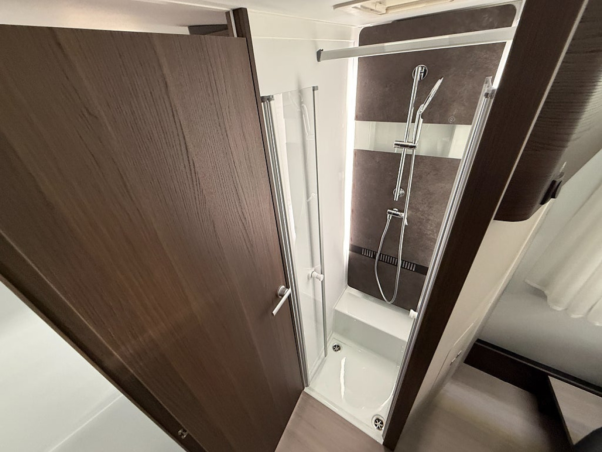 Adria Coral Supreme 670 DC *Queenbed*Automat*, bild 14 av 20
