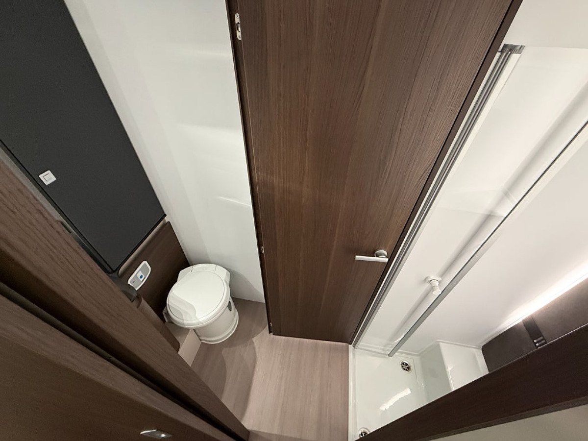 Adria Coral Supreme 670 DC *Queenbed*Automat*, bild 15 av 20