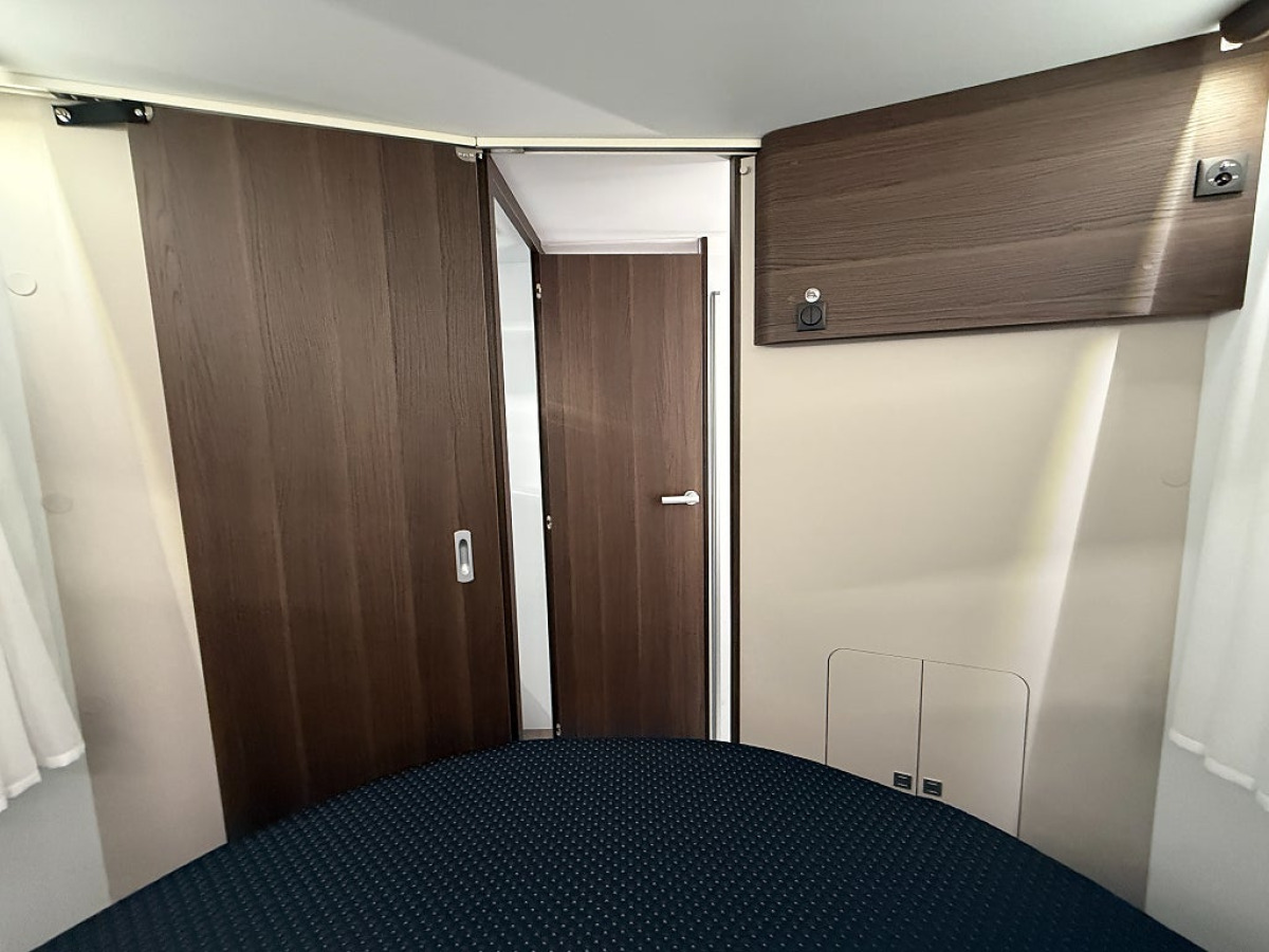Adria Coral Supreme 670 DC *Queenbed*Automat*, bild 16 av 20