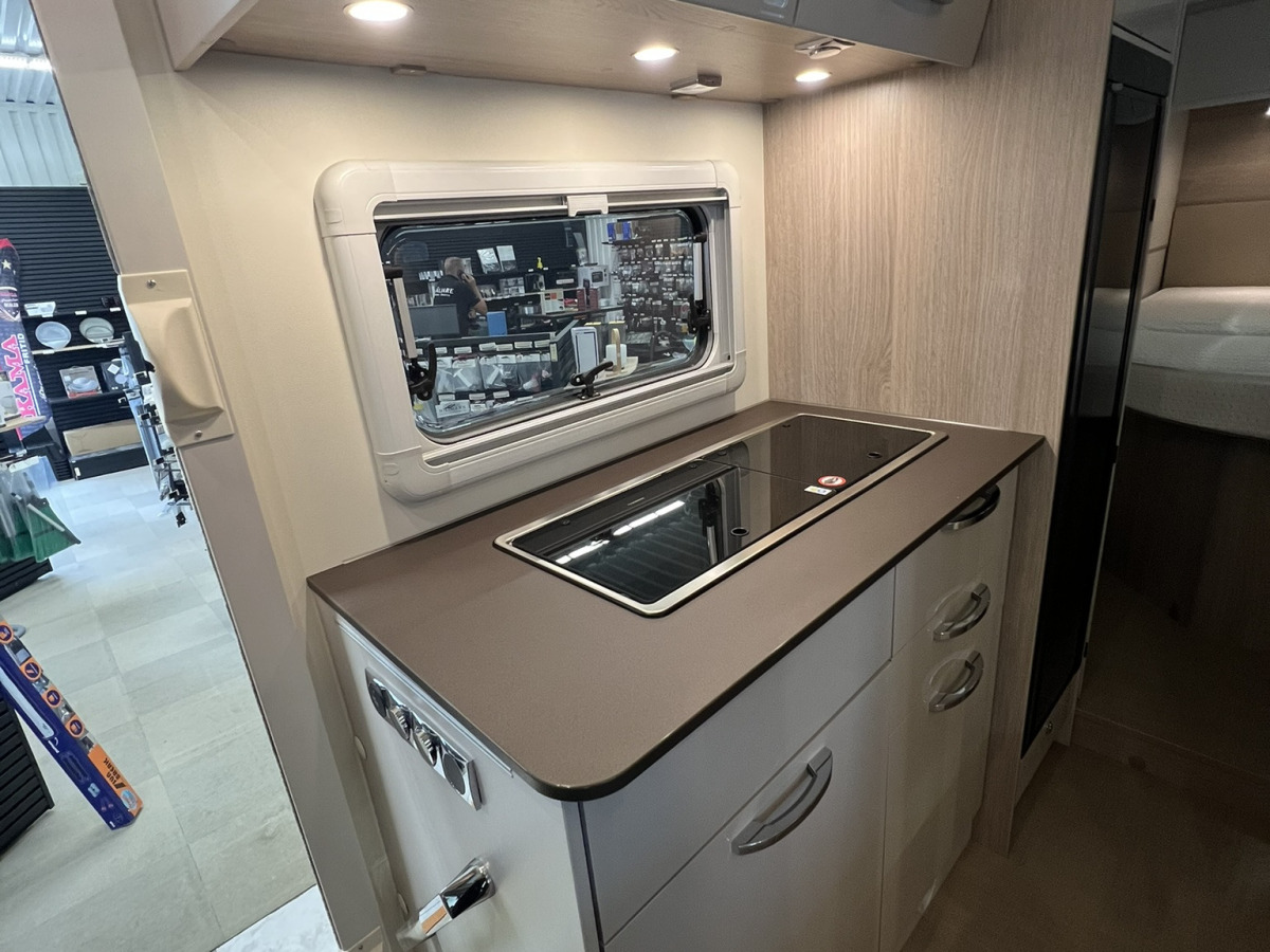 Bürstner Nexxo Van T 700 Queenbädd, bild 8 av 16