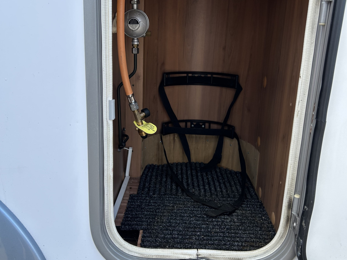 Bürstner 610 Alkov Över underslaf bak, bild 6 av 26