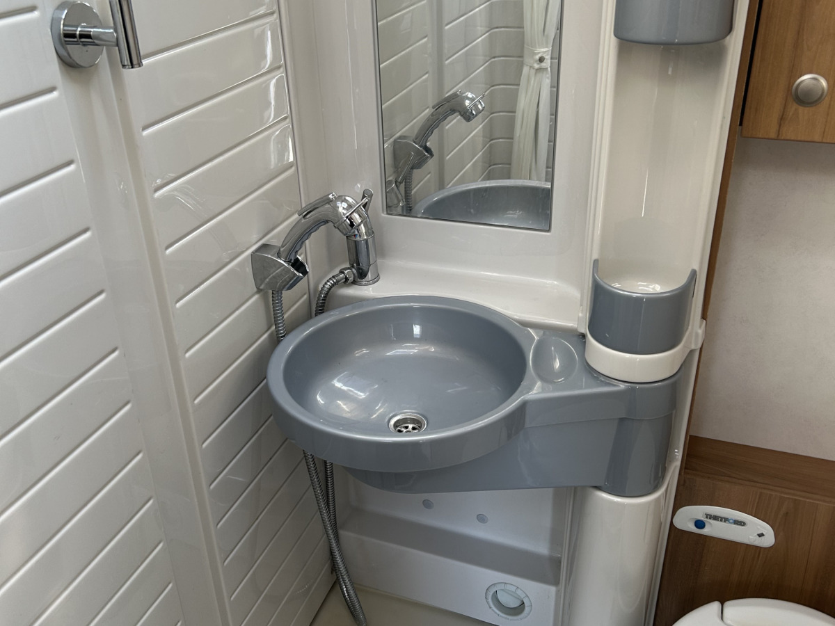 Bürstner 610 Alkov Över underslaf bak, bild 24 av 26